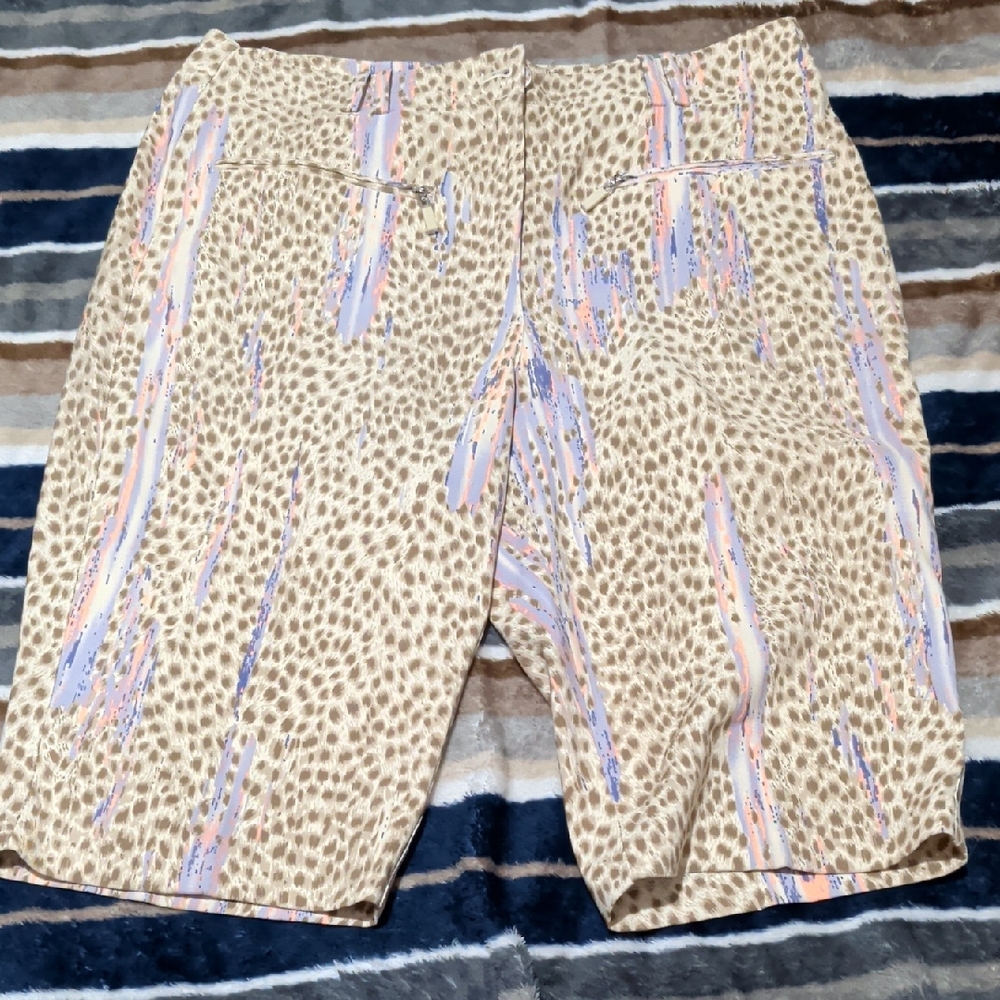 Dkny Golf Beige Animal Print Capris with Pastel Brushstroke Accents